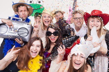 Mehrere Personen, die feiern