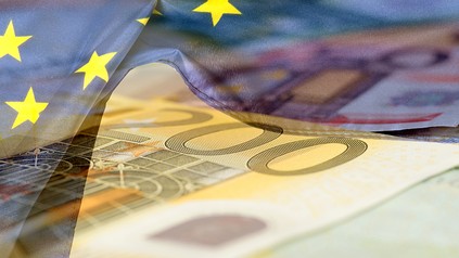 Zweihundert-Euro-Schein und EU Flagge