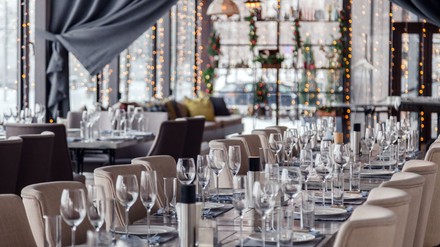 Weihnachtlich geschmücktes Restaurant