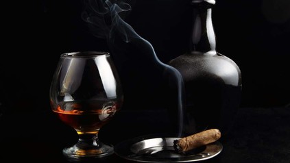Rum und brennende Zigarre