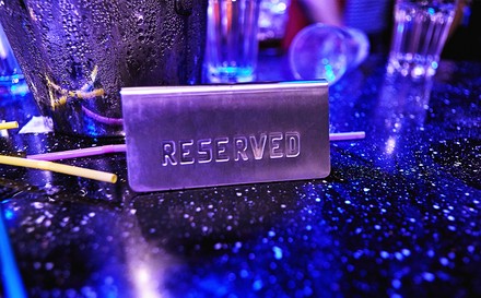 Ein Reserviert-Schild auf einem Tisch