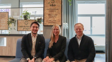 Wollen sich vor allem auf schnelle Übernahme konzentrieren – der neue Chief Investment Officer (CIO) James Simmonds (r.) und sein Team: Analyst Real Estate Leandro Rispoli (l.) und Associate Real Estate Annabel Nowak (Foto: © a&o)