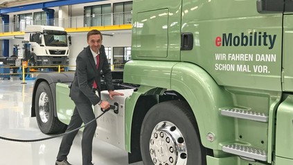 Stiegl-Vertriebsgeschäftsführer Thomas Gerbl lädt E-LKW von MAN auf