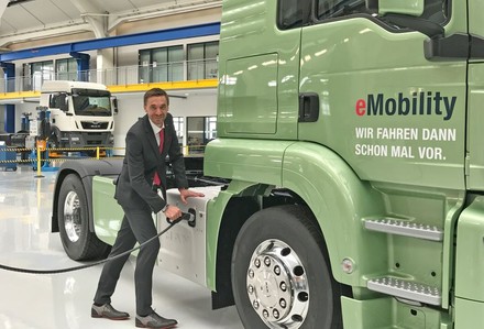 Stiegl-Vertriebsgeschäftsführer Thomas Gerbl lädt E-LKW von MAN auf