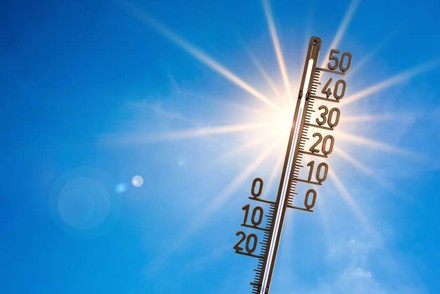 Ein Thermometer im Sonnenlicht zeigt 35 Grad an