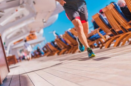 Ein Jogger auf einem Schiff