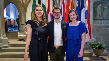 Leoni Vogt, Xavier Serra und Tiziana Iseppi (v.l.n.r.) erhielten ein Diplom mit Auszeichnung. (Foto: © Belvoirpark AG / ZH)