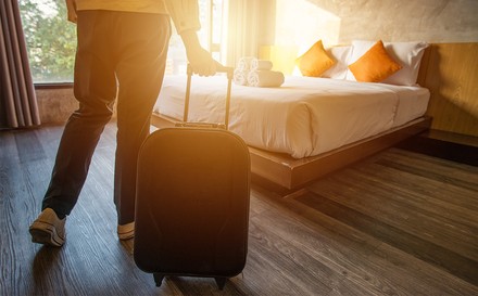 Ein Hotelgast betritt ein Hotelzimmer