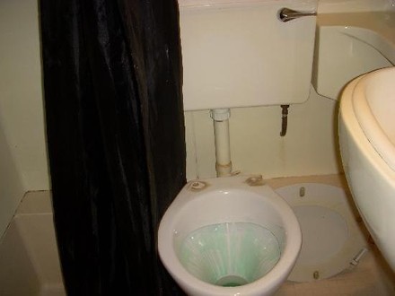 Hoteltoilette ohne Toilettenbrille