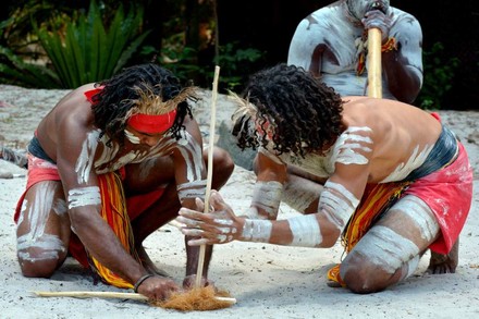 Australischen Aborigines beim Feuermachen