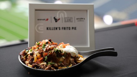 Hauptgericht in einer Pfanne serviert