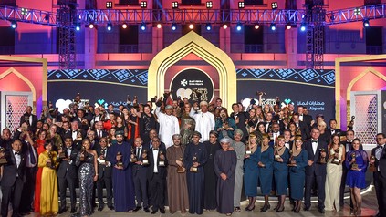 Eine Gruppe Sieger auf einer Bühne