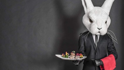 Kellner mit Hasenmaske