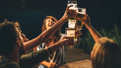 Freundesrunde beim Anstoßen mit Bier