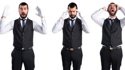 Kellner hält sich Hände vom Kopf und schreit, Hände an den Kopf und denkt und schreit