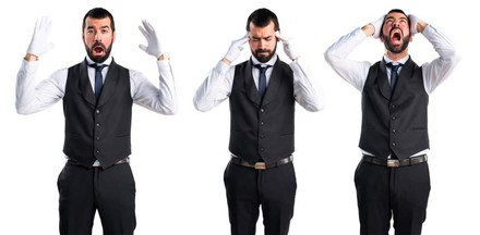 Kellner hält sich Hände vom Kopf und schreit, Hände an den Kopf und denkt und schreit