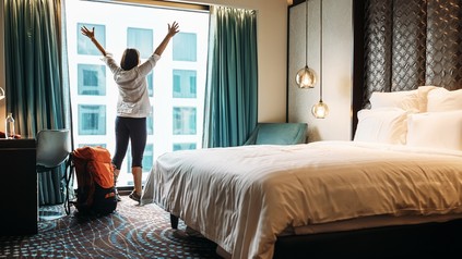 eine Frau in einem Hotelzimmer
