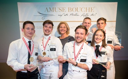 Die besten Nachwuchskräfte von Österreichs Top-Hotellerie (v. l.): Patrick Sejrek & Nicolas Muzik (3. Platz), Gesamtkoordinatorin Piroska Payer, Fabian Lehner & Calvin Gruber (Siegerteam) sowie Julia Osak & Valentin Curn (2. Platz).