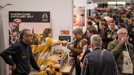Über 120 Aussteller, darunter Importeure, Destillerien sowie Anbieter korrespondierender Produkte, bringen alles was die Whisk(e)y-Familie bewegt nach Nürnberg. (Foto: © AFAG Messen und Ausstellungen, The Village)