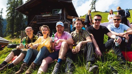 Rudi Obauer, Martina Hohenlohe, Andreas Döllerer, Heinz Reitbauer, Silvio Nickol und Karl Hohenlohe genießen den Tag in den Kitzbüheler Alpen