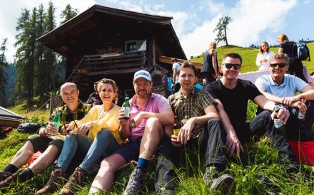 Rudi Obauer, Martina Hohenlohe, Andreas Döllerer, Heinz Reitbauer, Silvio Nickol und Karl Hohenlohe genießen den Tag in den Kitzbüheler Alpen