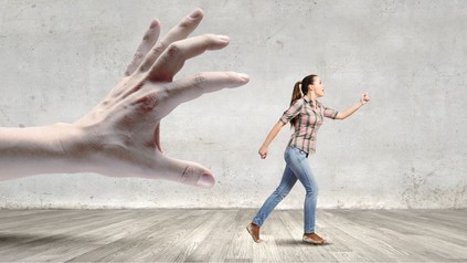 Frau flieht vor großer Hand