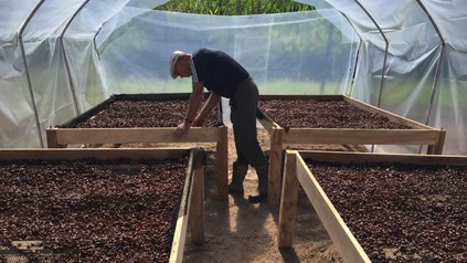 Michael Scherff bei der Kontrolle des Trockenprozesses