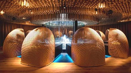 Ausgezeichneter Blick – das Herzstück des Jungbrunn SPA ist die hauseigene, mithilfe eines Glasschachts sichtbare Quelle, erlebbar im Ruheraum „Quellenruh“. (Foto: © Hotel Jungbrunn – Der Gutzeitort, Tannheim/Tirol)