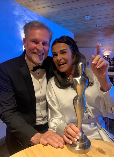 Glückliche Gewinner in der Kategorie „Spa Concepts“ – Ulrika und Markus Gutheinz nahmen 2022 erneut einen der begehrten „Spa Awards“ für ihr Tiroler Hotel Jungbrunn entgegen. (Foto: © Hotel Jungbrunn – Der Gutzeitort, Tannheim/Tirol)