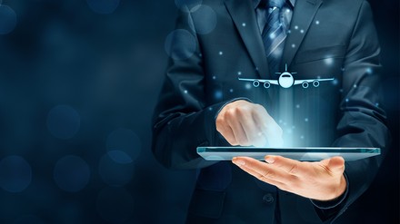 Ein Mann surft auf einem Buchungsportal