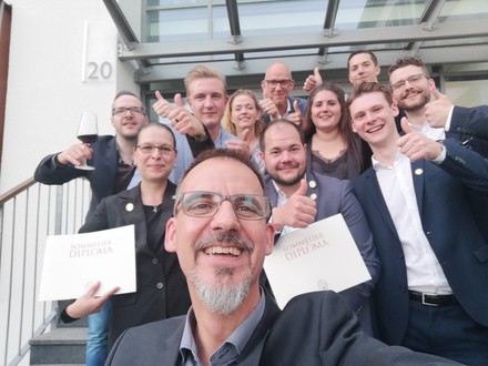 Die Absolventen des berufsbegleitenden IHK-Sommelier-Lehrgangs bei einem Selfie