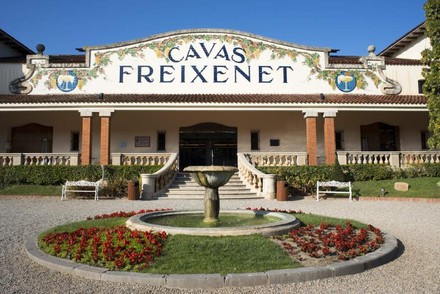 Ein Gebäude mit der Aufschrift Cavas Freixenet