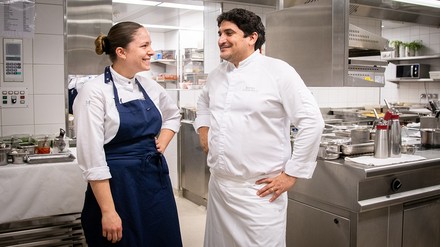 Mauro Colagreco und seine Chef de Cuisine, Paloma Boitier, in der Küche des Restaurants „the K“ im Schweizer Kulm Hotel St. Moritz