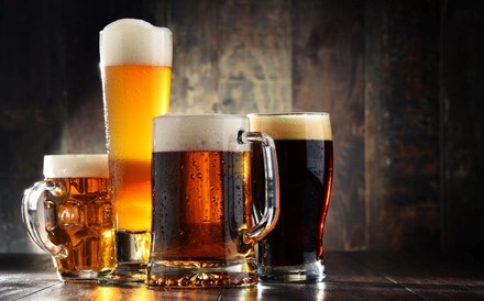 Diverse Biere in Gläsern