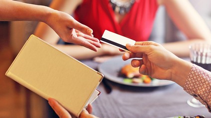 Eine Kartenzahlung im Restaurant
