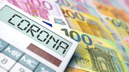 Geld auf einem Tisch