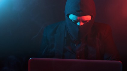 Ein Hacker an einem Computer
