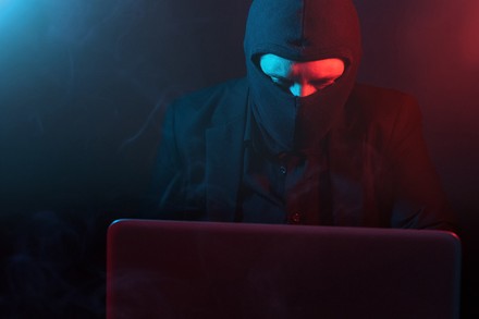 Ein Hacker an einem Computer