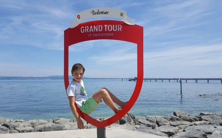 Ein Junge lässt sich am Bodensee fotografieren