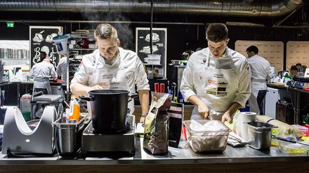 Rückblick „Koch des Jahres“-Vorfinale 2018 in Heidelberg: Stephan Haupt (l.) und Fabian Aebi kämpfen um den Titel