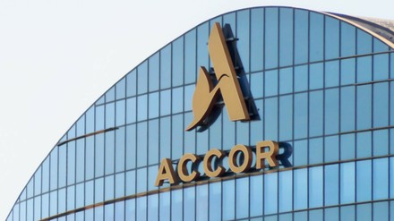 Enseigne du groupe des hôtels Accor, siège social à Issy-les-Moulineaux près de Paris – 28 mai 2020 (France)