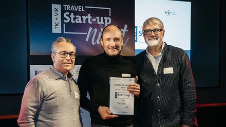 Drei Männer auf der Preisverleihung der Travel Start-up Nights, der mittlere hält eine Urkunde