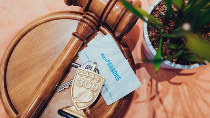 Hotel-Zimmerschlüssel und ein Autionshammer