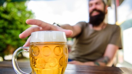 Ein Gast mit einem Bier