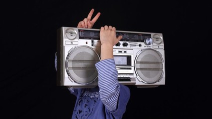 Kind mit Kassettenrecorder