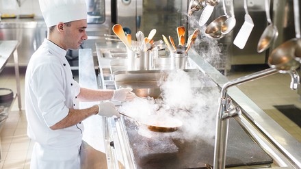 Ein Koch in einer Großküche
