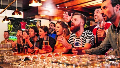 Menschen in Sportbar