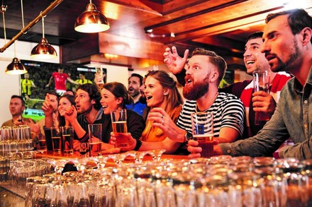 Menschen in Sportbar