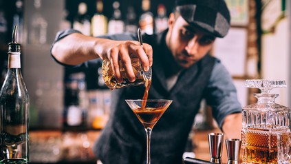 Ein Barkeeper in einem Club