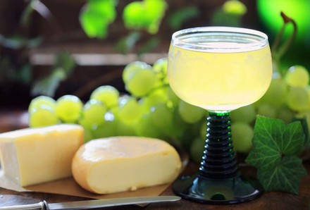 Ein Glas Federweiser, Käse und grüne Trauben